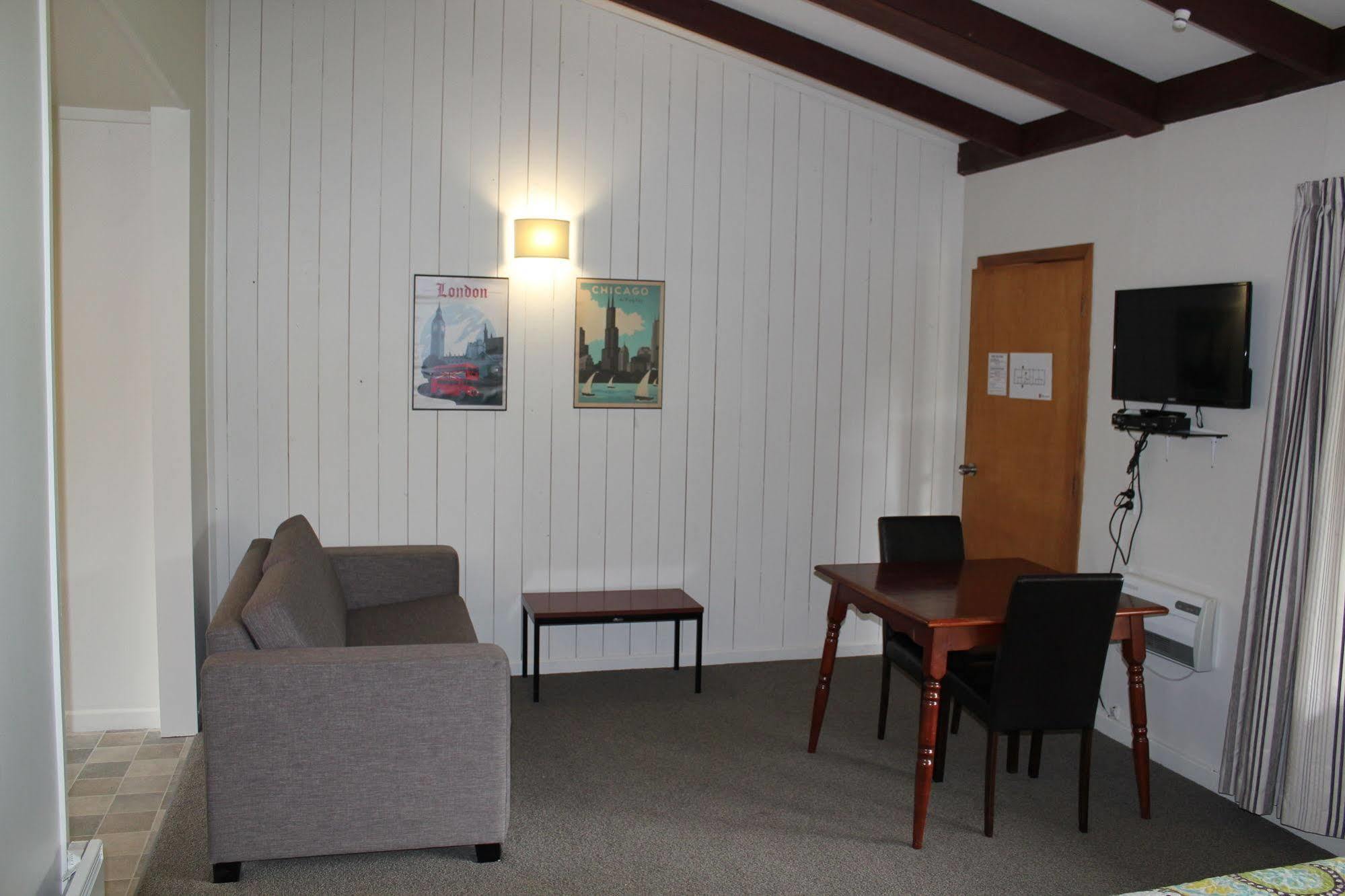 The Mill House Motel Herbert Екстериор снимка